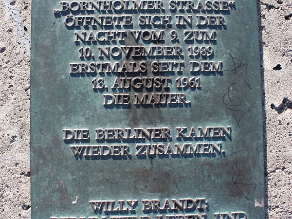 Inschrift einer Mauerfall-Gedenktafel an der Böse Brücke/Bornholmer Straße; Aufnahme 2016