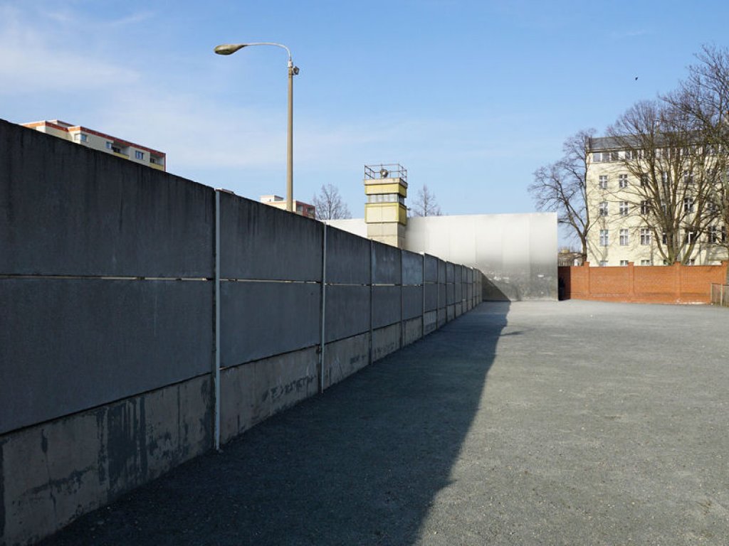 Hinterlandsicherungsmauer mit Sehschlitzen am Denkmal für die Opfer des Mauerbaus und der deutschen Teilung an der Bernauer/Ecke Ackerstraße; Aufnahme 2015