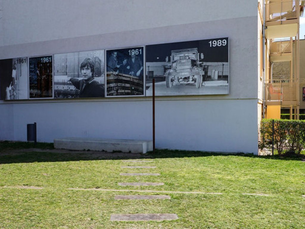Nachzeichnung des zur Flucht genutzten Tunnels 57 und der Hinterlandmauer auf dem Gedenkstättenareal an der Bernauer Straße; Aufnahme 2015