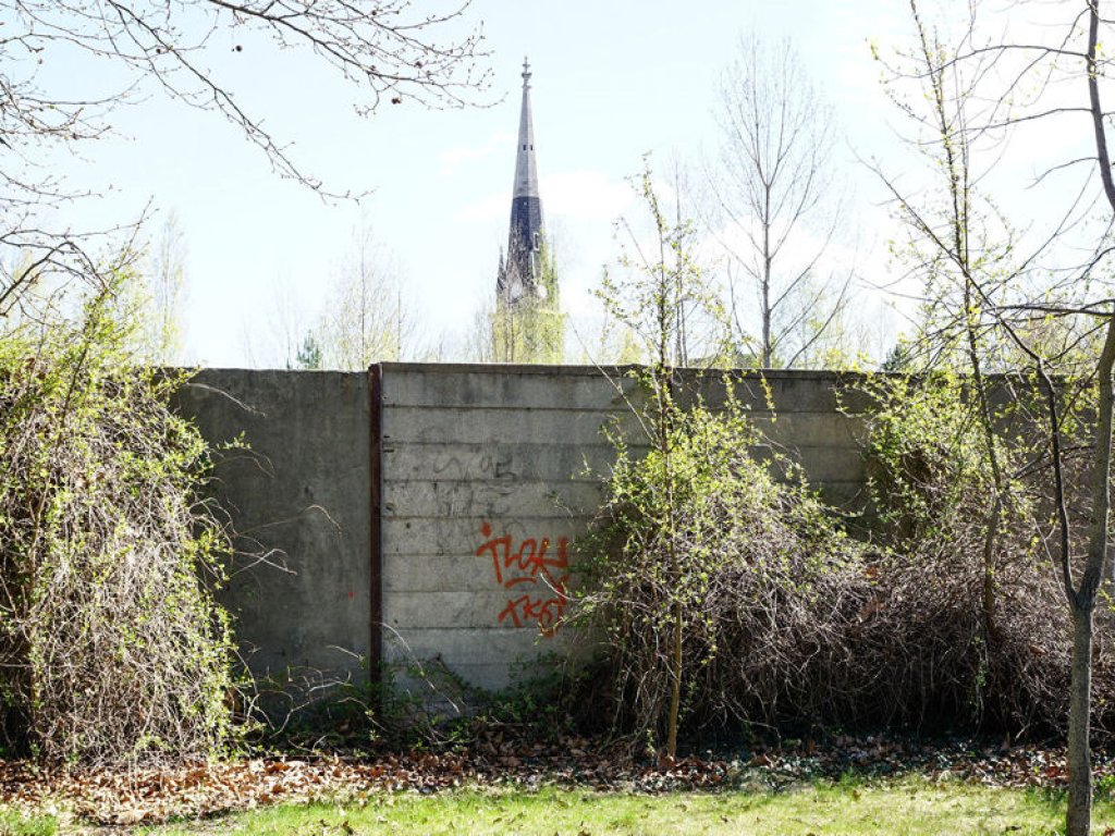 Sicherungsmauer entlang der Bahnlinie auf dem Domfriedhof der St. Hedwigsgemeinde an der Liesen-/Ecke Gartenstraße; Aufnahme 2015 Sicherungsmauer entlang der Bahnlinie auf dem Domfriedhof der St. Hedwigsgemeinde an der Liesen-/Ecke Gartenstraße; Aufnahme 2015