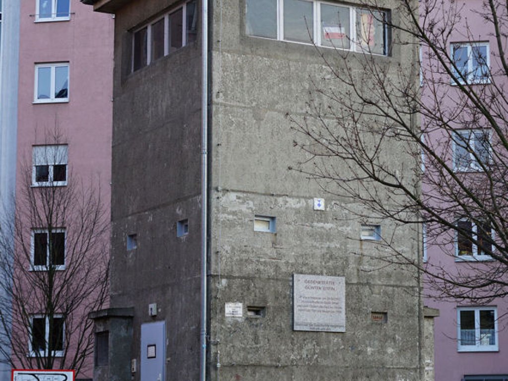 Führungstelle der DDR-Grenztruppen am Kieler Eck, nahe dem Invalidenfriedhof Führungstelle der DDR-Grenztruppen am Kieler Eck, nahe dem Invalidenfriedhof, jetzt Gedenkstätte für Günter Litfin, der bei einem Fluchtversuch am 24. August 1961 erstes Opfer des Schießbefehls wurde (2); Aufnahme 2015