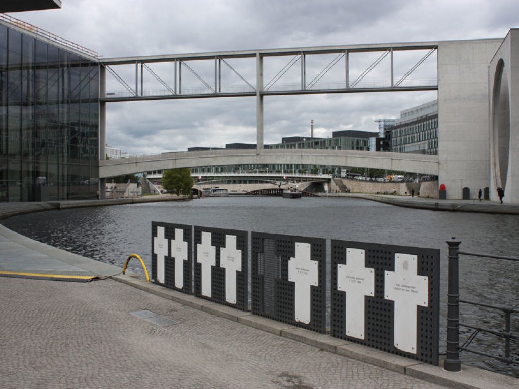 Kreuze für die Todesopfer der Mauer am Reichstagsgebäude (1); Aufnahme 2016