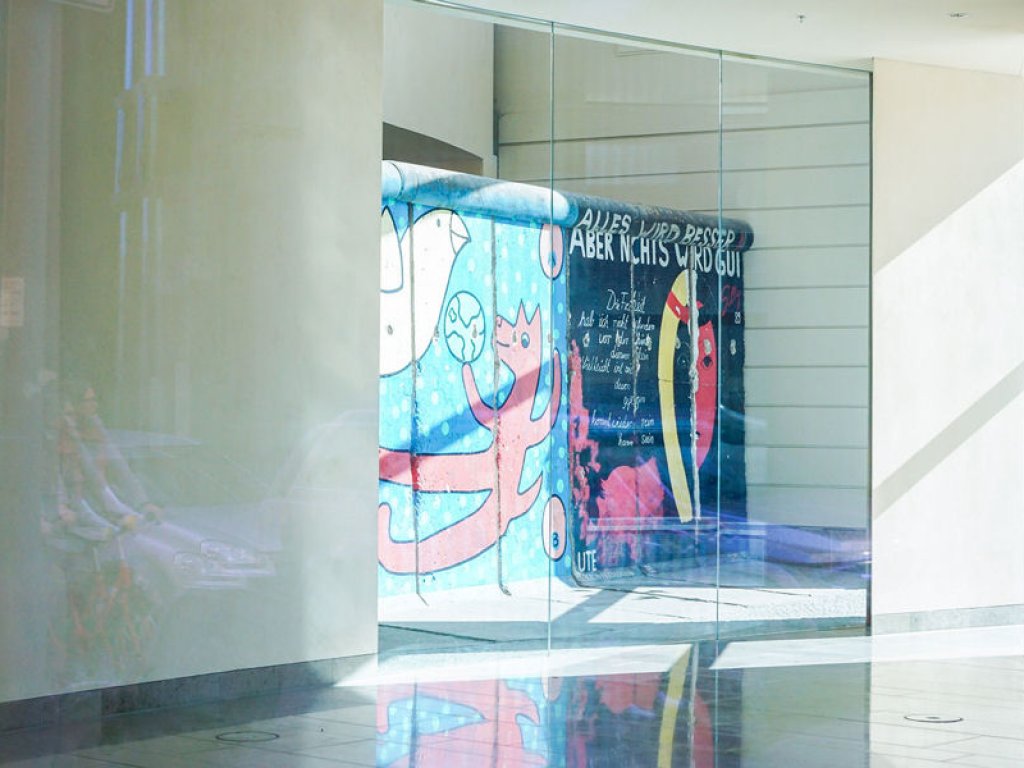 Bemalte Segmente ("Alles wird besser …") der Hinterlandmauer in der Stresemannstraße, am Originalstandort eingebaut in das Bundesumweltministerium; Aufnahme 2015 Bemalte Segmente ("Alles wird besser …") der Hinterlandmauer in der Stresemannstraße, am Originalstandort eingebaut in das Bundesumweltministerium; Aufnahme 2015