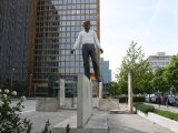 Skulpur "Balanceakt" von Stephan Balkenhol auf dem Vorplatz des Axel-Springer-Hauses (1); Aufnahme 2016