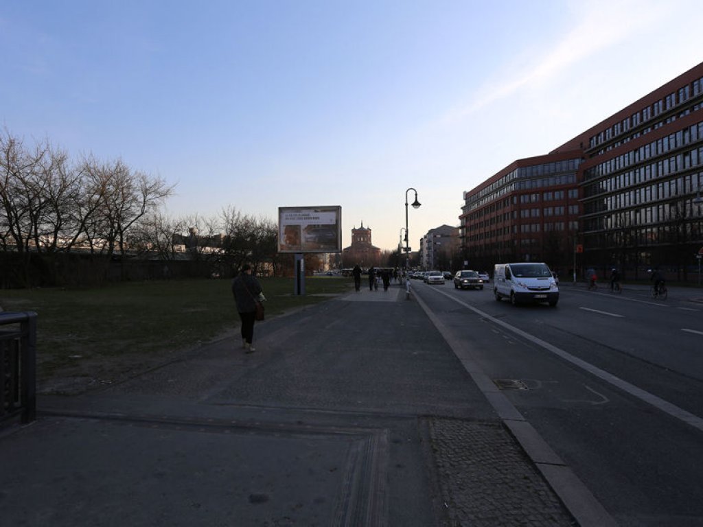 Blick von der Schillingbrücke entlang dem früheren Todesstreifen bis zur Thomaskirche; Aufnahme 2015
