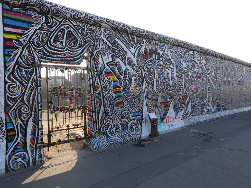 Mauerdurchbruch für Bauarbeiten in der denkmalgeschützten "East Side Gallery"; Aufnahme 2015