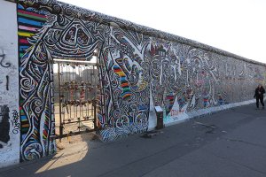 Mauerdurchbruch für Bauarbeiten in der denkmalgeschützten "East Side Gallery"; Aufnahme 2015