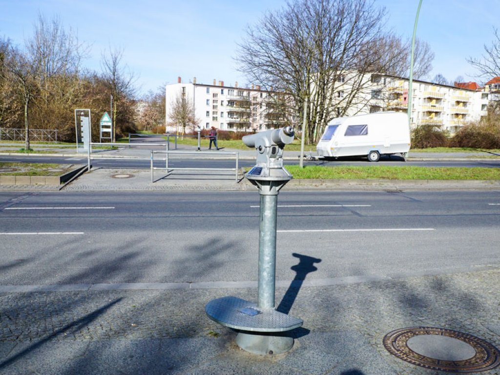 „Nähe und Distanz“ – Installation der Künstlerin Heike Ponwitz am ehemaligen Grenzübergang Sonnenallee (1); Aufnahme 2015