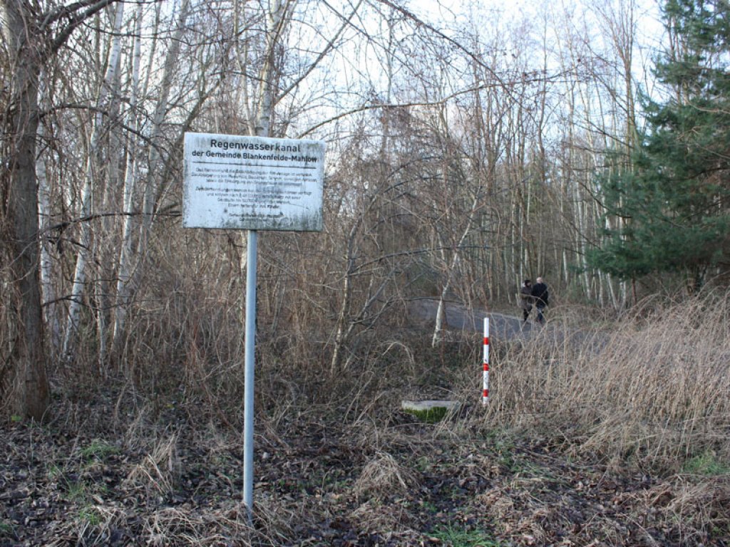 Regenwasserkanal im Todesstreifen der DDR-Grenzanlagen zwischen Mahlow-Waldblick und Berlin-Lichtenrade; Aufnahme 2015  Regenwasserkanal im Todesstreifen der DDR-Grenzanlagen zwischen Mahlow-Waldblick und Berlin-Lichtenrade; Aufnahme 2015