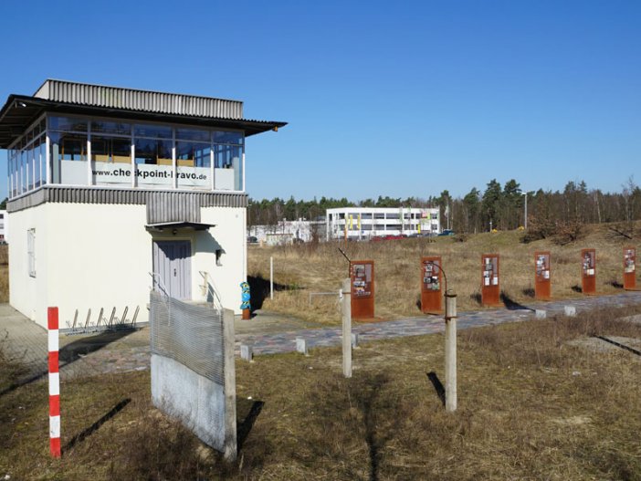 Führungsstelle der Grenztruppen an der DDR-Grenzübergangsstelle Drewitz, heute Teil der Ausstellung der Erinnerungs- und Begegnungsstätte Grenzkontrollpunkt Drewitz-Dreilinden; Aufnahme 2015