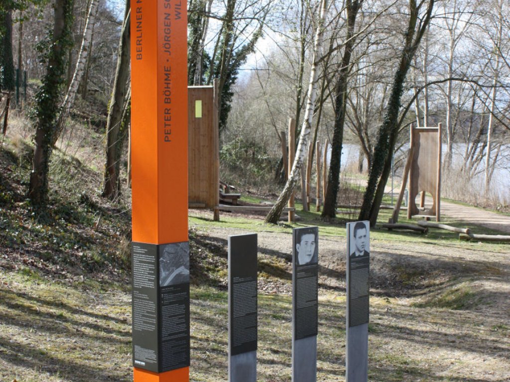 Gedenkstelen für Peter Böhme, der bei einem Fluchtversuch am 18. April 1962 erschossen wurde, für Jörgen Schmidtchen, der am 18. April 1962 während seines Grenzdienstes erschossen wurde, und für Willi Marzahn, der am 19. März 1966 bei einem Fluchtversuch erschossen wurde oder sich selbst tötete, am Griebnitzsee in Potsdam-Babelsberg (2); Aufnahme 2015