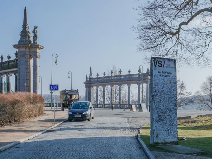 Mauersegment der DDR-Grenzanlagen vor der Villa Schöningen an der Glienicker Brücke, aufgestellt 2009; Aufnahme 2015