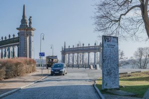 Mauersegment der DDR-Grenzanlagen vor der Villa Schöningen an der Glienicker Brücke, aufgestellt 2009; Aufnahme 2015