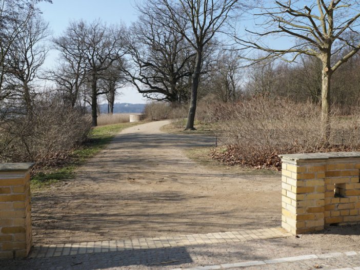 Todesstreifen der DDR-Grenzanlagen westlich der Sacrower Heilandskirche; Aufnahme 2015