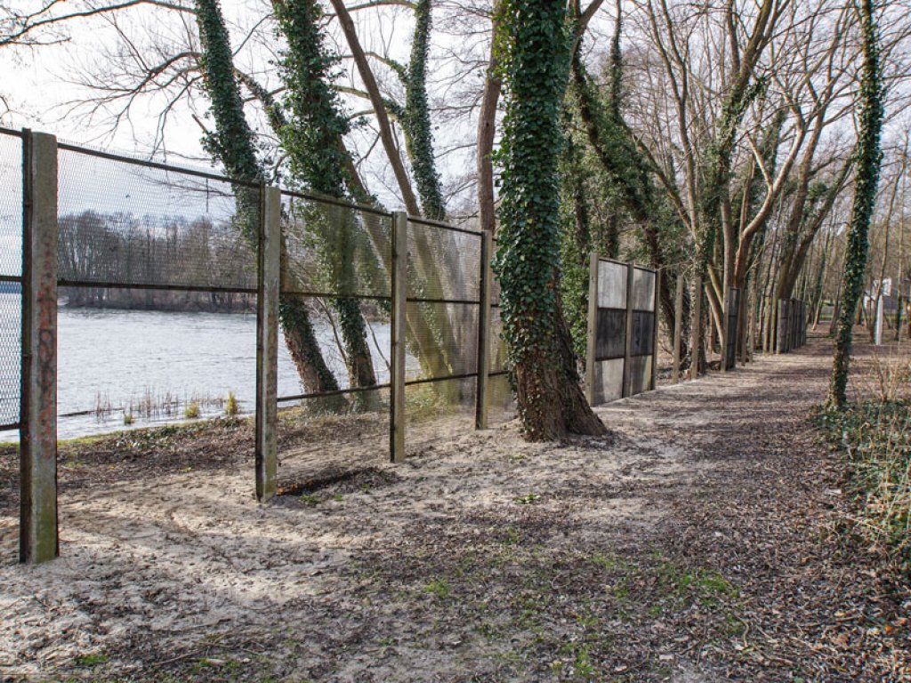 Drei Meter hoher Sperrzaun aus Streckmetallgitterplatten (vorderes Sperrelement der DDR-Grenze) am Groß Glienicker See (2); Aufnahme 2015