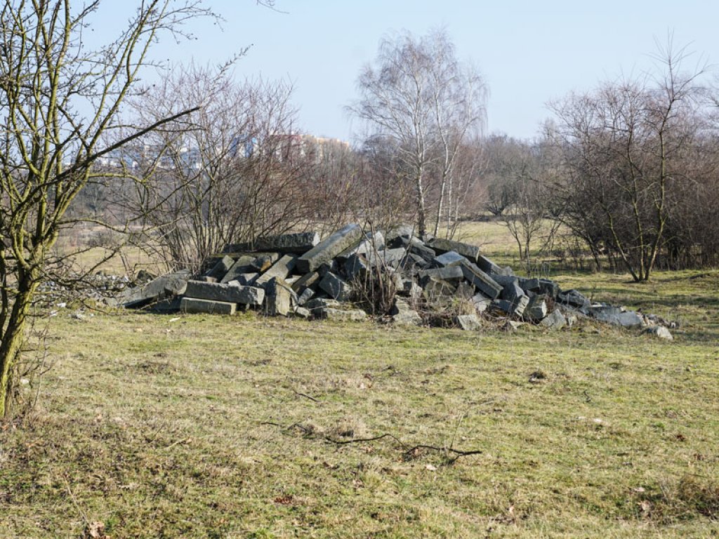 Betonreste der DDR-Grenzanlagen im Todesstreifen zwischen Staaken und Berlin-Spandau, unterhalb von Fort Hahneberg (2); Aufnahme 2015