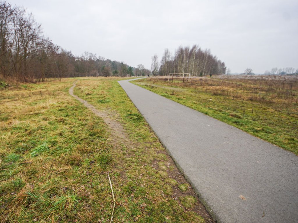 Der ehemalige Todesstreifen bei Hohen Neuendorf als Bolzplatz; Aufnahme 2015