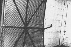 René Gross, erschossen an der Berliner Mauer: MfS-Foto vom durchbrochenen Grenztor in Berlin-Treptow in Höhe der Karpfenteichstraße, 21. November 1986