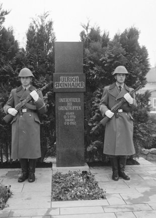 Ulrich Steinhauer, erschossen an der Berliner Mauer: NVA-Wache am Ehrengrab auf dem Alten Friedhof in Ribnitz-Damgarten, 17. November 1981