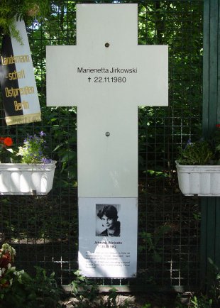 Marienetta Jirkowsky, erschossen an der Berliner Mauer: Gedenkkreuz am Reichstagsgebäude in Berlin, Aufnahme 2005