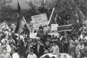 Çetin Mert, ertrunken im Berliner Grenzgewässer: Protestkundgebung in Berlin-Kreuzberg, MfS-Foto, Mai 1975 (II)