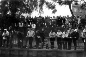 Giuseppe Savoca, ertrunken im Berliner Grenzgewässer: Aufnahme der DDR-Grenztruppen - zur Untätigkeit verurteilte West-Berliner Feuerwehrleute und Taucher am Gröbenufer, 15. Juni 1974