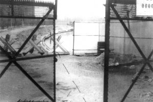 Manfred Gertzki, erschossen und ertrunken im Berliner Grenzgew&auml;sser: Aufgebrochenes Tor und Fluchtweg entlang des Spreeufers, MfS-Aufnahme, 27. April 1973