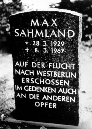 Max Sahmland, angeschossen und ertrunken im Berliner Grenzgewässer: MfS-Foto vom Grabstein in West-Berlin (Aufnahmedatum unbekannt)