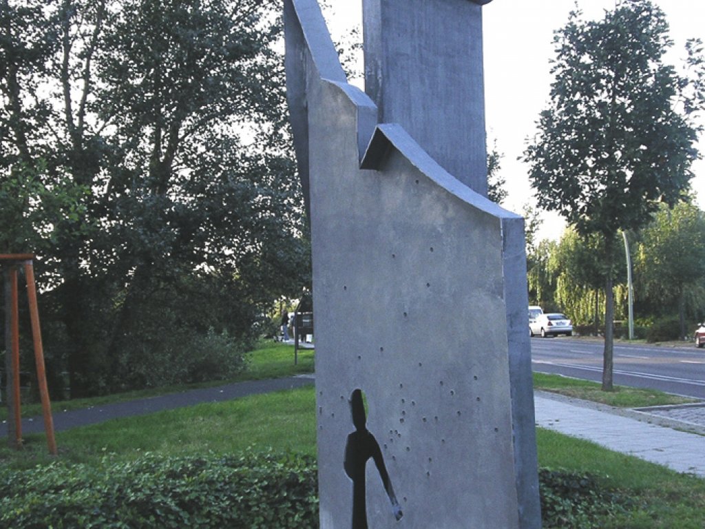 Lothar Schleusener, erschossen an der Berliner Mauer: Im November 1999 errichtetes Denkmal für Lothar Schleusener und Jörg Hartmann in der Kiefholzstraße (Aufnahme 2007)