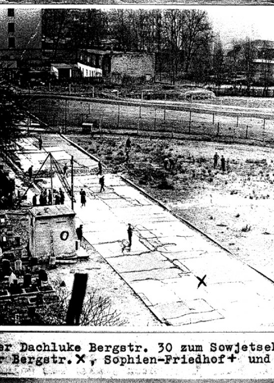 Heinz Cyrus, schwer verletzt an der Berliner Mauer und an den Folgen gestorben: Tatortfoto der West-Berliner Polizei von den Grenzanlagen an der Bergstraße in Berlin-Mitte, 10. November 1965 Heinz Cyrus, schwer verletzt an der Berliner Mauer und an den Folgen gestorben: Tatortfoto der West-Berliner Polizei von den Grenzanlagen an der Bergstraße in Berlin-Mitte, 10. November 1965