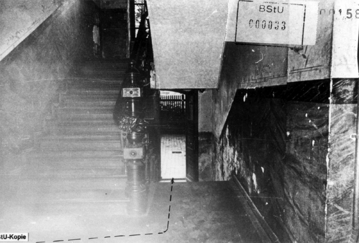 Egon Schultz, erschossen an der Berliner Mauer: MfS-Foto vom Weg durch den Hausflur zum Tunneleinstieg in der Strelitzer Straße 55, 5. Oktober 1964 Egon Schultz, erschossen an der Berliner Mauer: MfS-Foto vom Weg durch den Hausflur zum Tunneleinstieg in der Strelitzer Straße 55, 5. Oktober 1964