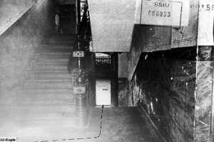 Egon Schultz, erschossen an der Berliner Mauer: MfS-Foto vom Weg durch den Hausflur zum Tunneleinstieg in der Strelitzer Straße 55, 5. Oktober 1964