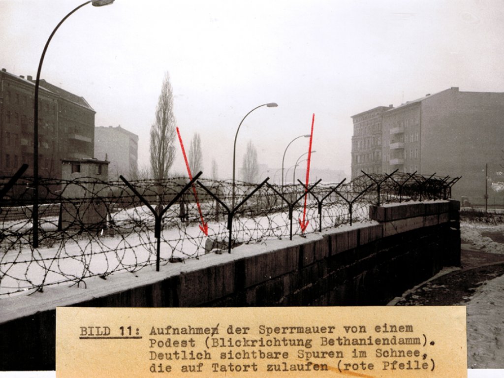 Paul Schultz, erschossen an der Berliner Mauer: Tatortfoto der West-Berliner Polizei mit einem Handschuh des Erschossenen im Stacheldraht an der Grenzmauer zwischen Berlin-Mitte und Berlin-Kreuzberg, 25. Dezember 1963