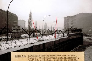 Paul Schultz, erschossen an der Berliner Mauer: Tatortfoto der West-Berliner Polizei mit einem Handschuh des Erschossenen im Stacheldraht an der Grenzmauer zwischen Berlin-Mitte und Berlin-Kreuzberg, 25. Dezember 1963