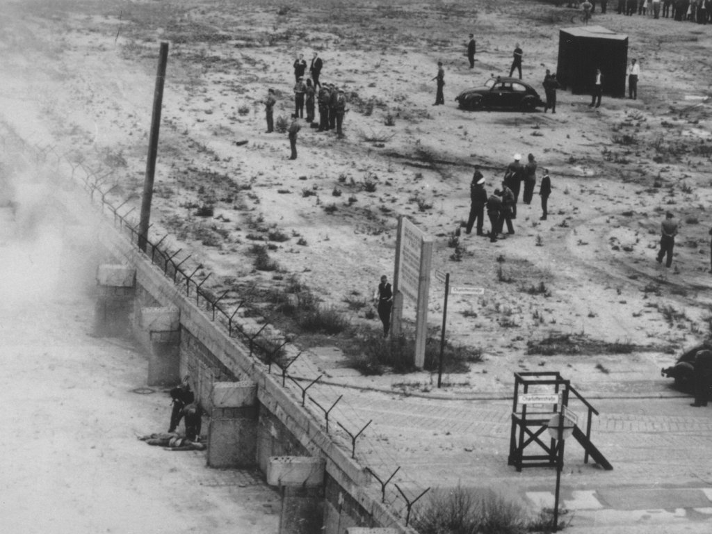 Peter Fechter, erschossen an der Berliner Mauer: Bergung des Sterbenden durch DDR-Grenzposten in der Zimmerstraße nahe dem Grenzübergang Checkpoint Charlie (II), 17. August 1962