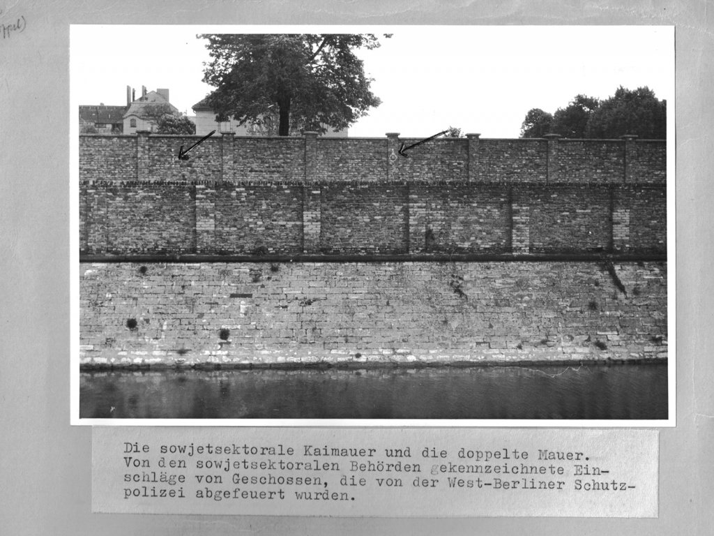 Peter Göring, erschossen an der Berliner Mauer: Tatortfoto der West-Berliner Polizei von Einschusslöchern an der Grenzmauer am Spandauer Schifffahrtskanal nahe der Sandkrugbrücke, 23. Mai 1962