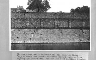 Peter Göring, erschossen an der Berliner Mauer: Tatortfoto der West-Berliner Polizei von Einschusslöchern an der Grenzmauer am Spandauer Schifffahrtskanal nahe der Sandkrugbrücke, 23. Mai 1962