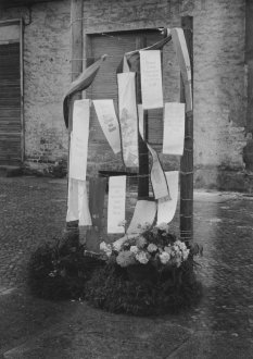 Ida Siekmann, tödlich verunglückt an der Berliner Mauer: Mahnmal, im September 1961 vom Bezirksamt Wedding errichtet (Aufnahme 1961)