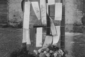 Ida Siekmann, tödlich verunglückt an der Berliner Mauer: Mahnmal, im September 1961 vom Bezirksamt Wedding errichtet (Aufnahme 1961)