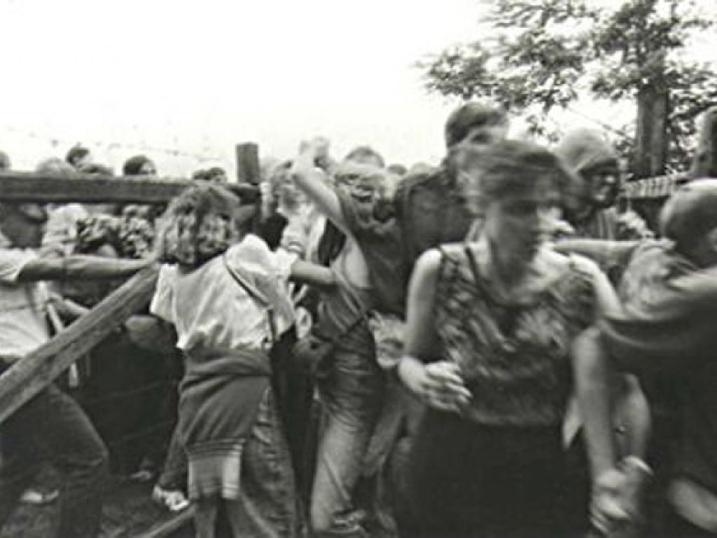 The breakthrough: GDR citizens rush a border gate to Austria in Sopron