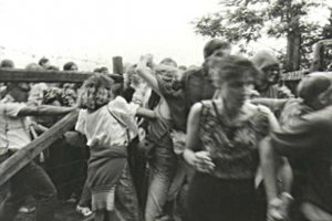 The breakthrough: GDR citizens rush a border gate to Austria in Sopron