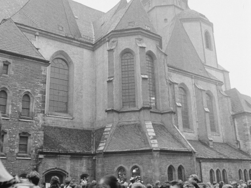 Leipzig, 25 September 1989: People standing near the Church of St. Nicholas (Nikolaikirche), shortly before the start of the demonstration
