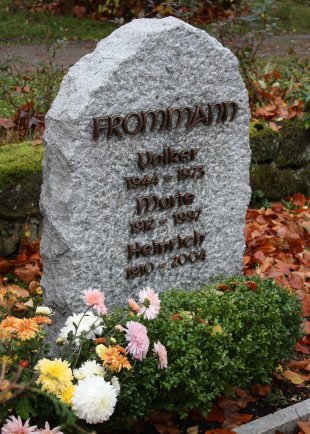 Volker Frommann, tödlich verunglückt an der Berliner Mauer: Grabstein auf dem Friedhof in Unterpörlitz (Aufnahme 2008)