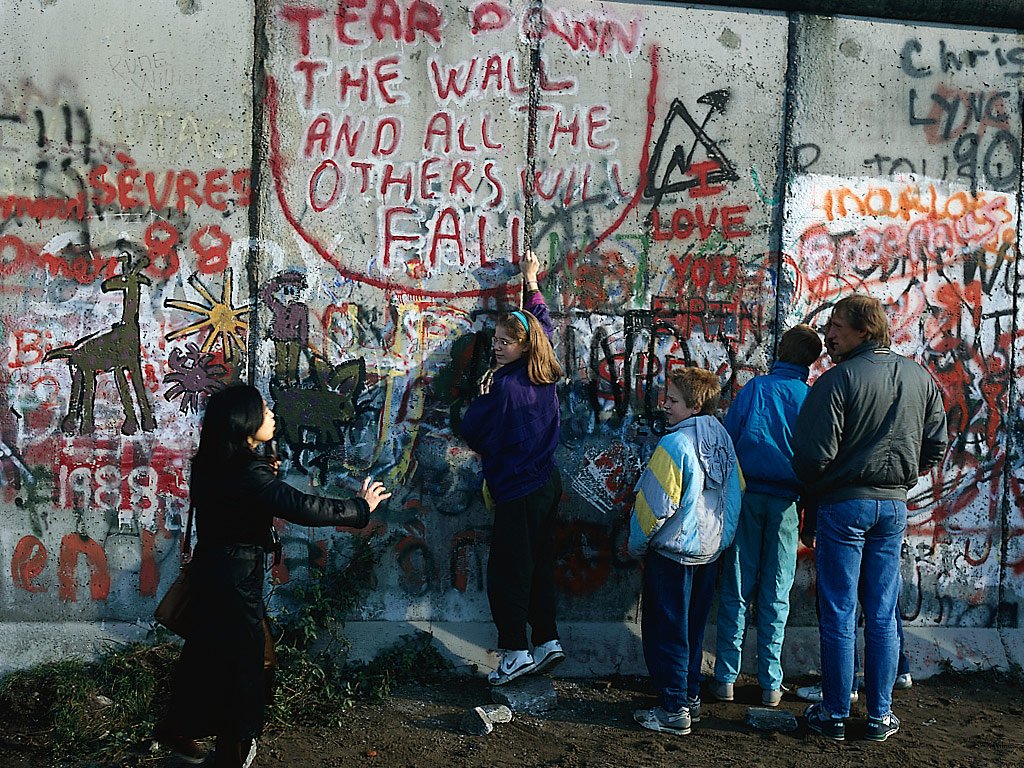 The first "wall-peckers" at work, 11 November 1989