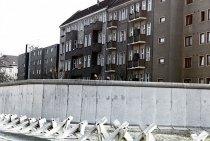 Panzersperren und Mauer in Berlin, Blick von Ost nach West, Aufnahme 1980er Jahre