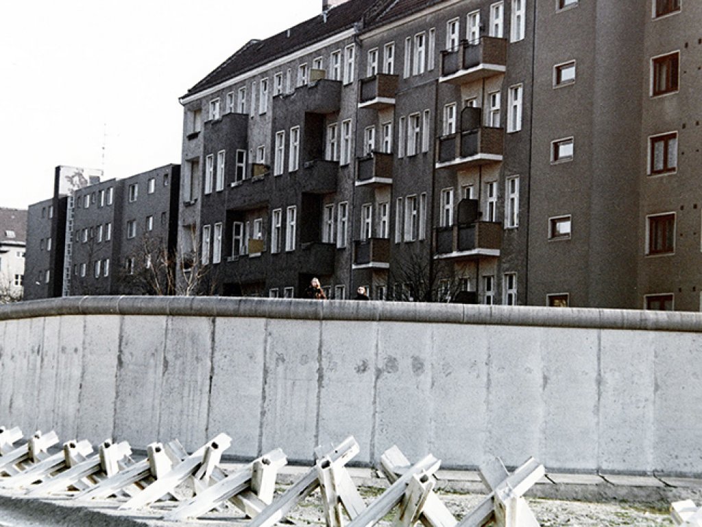 Panzersperren und Mauer in Berlin, Blick von Ost nach West, Aufnahme 1980er Jahre