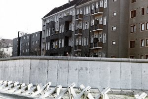Panzersperren und Mauer in Berlin, Blick von Ost nach West, Aufnahme 1980er Jahre