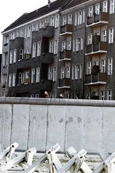 Panzersperren und Mauer in Berlin, Blick von Ost nach West, Aufnahme 1980er Jahre