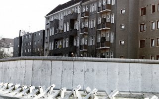 Panzersperren und Mauer in Berlin, Blick von Ost nach West, Aufnahme 1980er Jahre