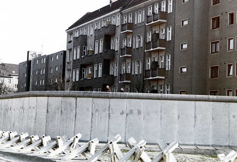Panzersperren und Mauer in Berlin, Blick von Ost nach West, Aufnahme 1980er Jahre